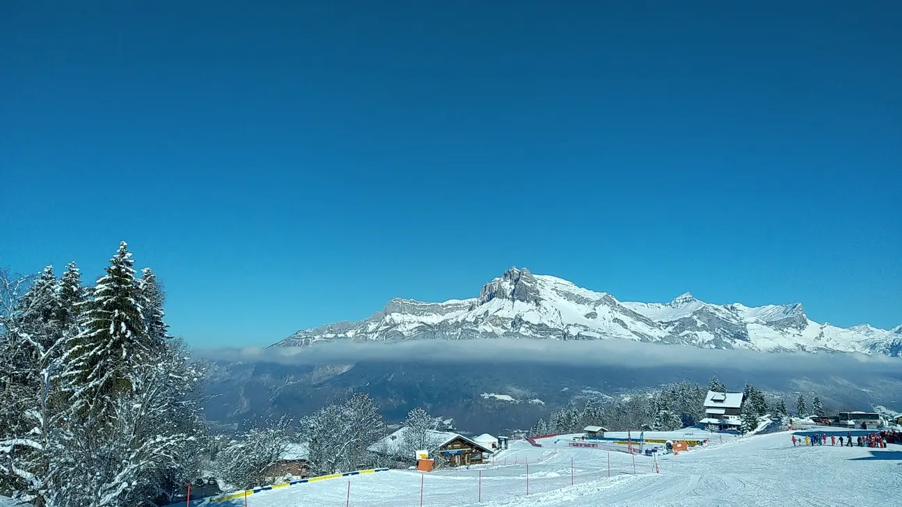L'espace luge de la Cry à Combloux est située à proximité des pistes de ski alpin face au Fiz; sous le soleil