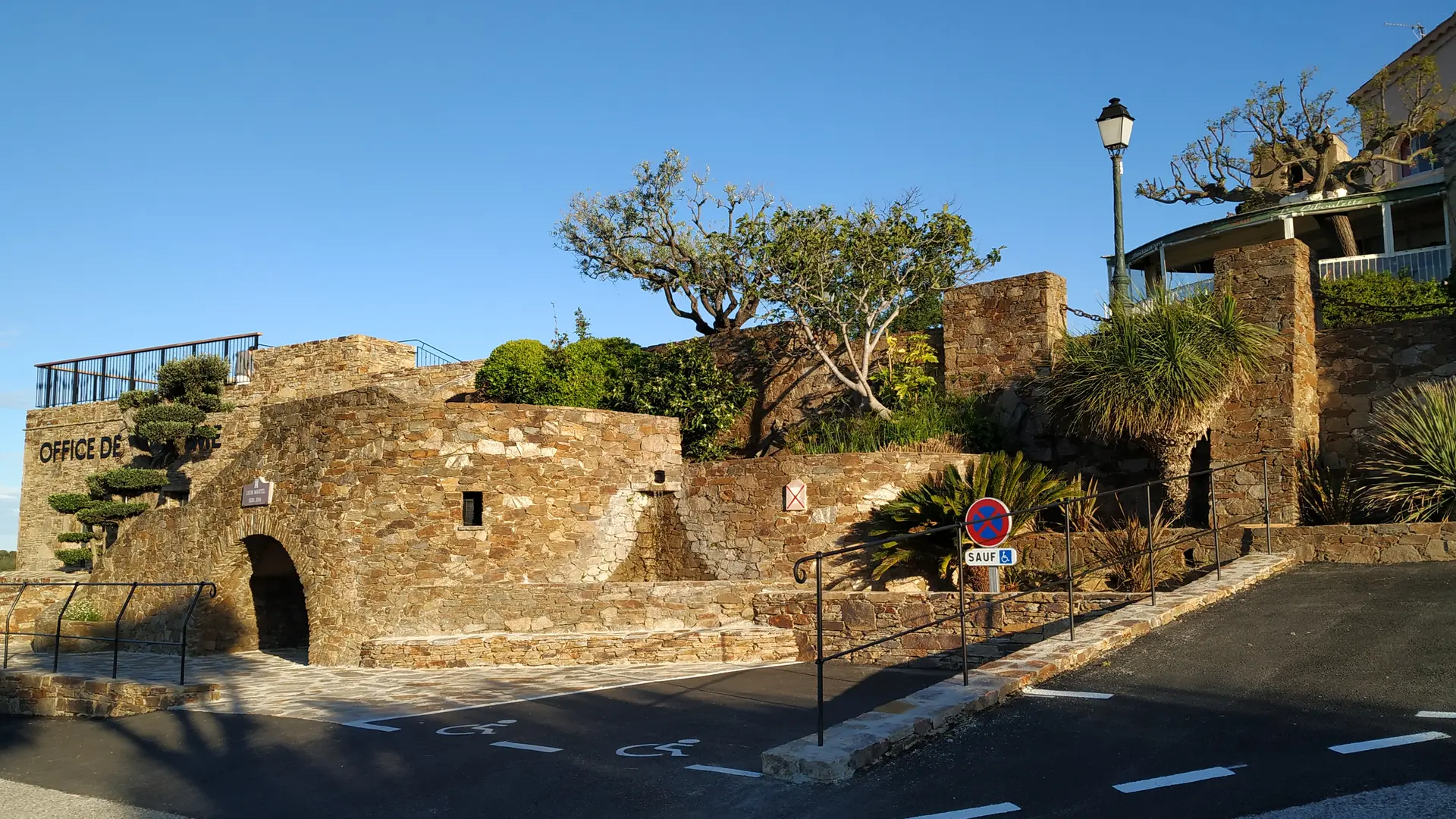 La place Léon Martel à Gassin