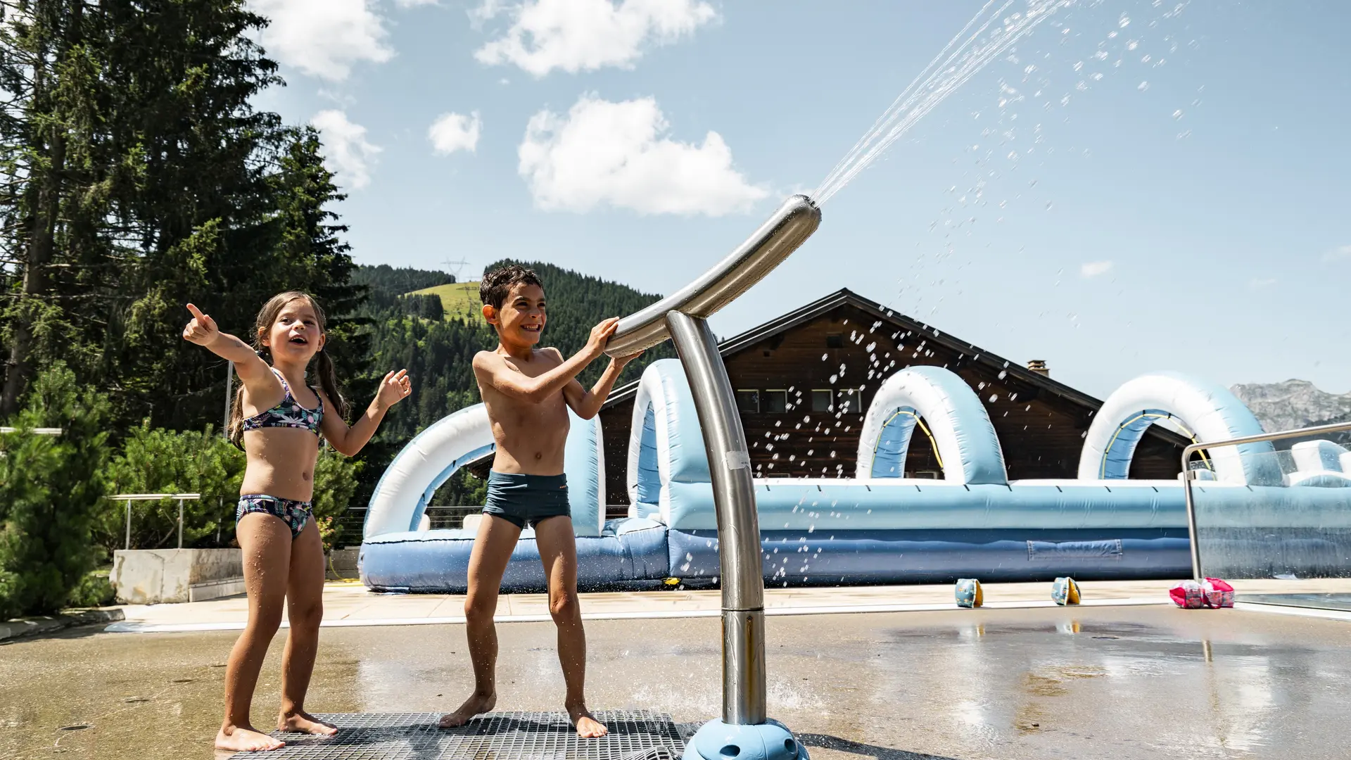 Les enfants s'amusent au centre aquatique