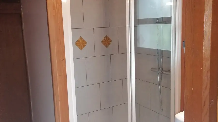 salle de bains, grand bac à douche lumineux