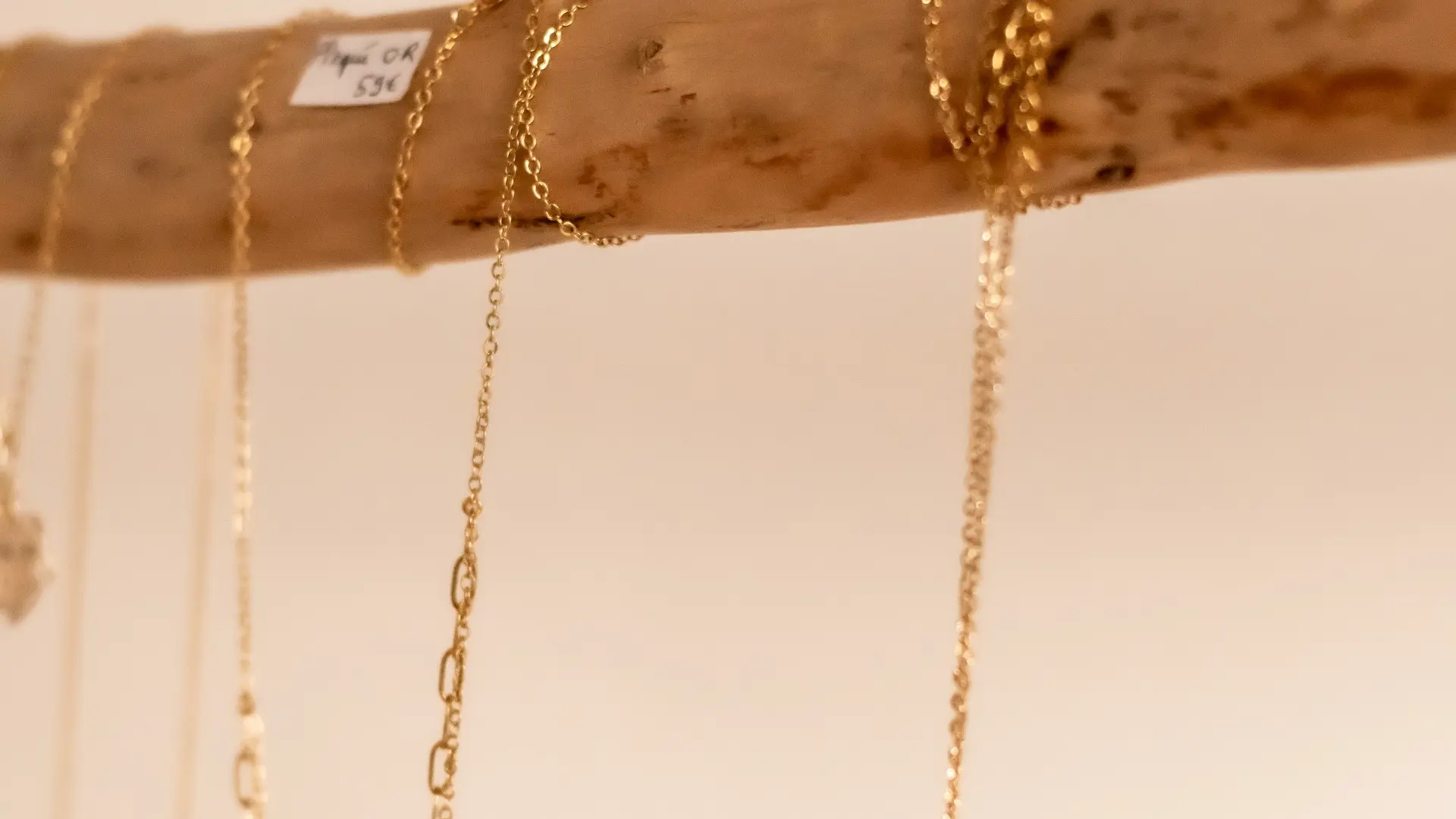 Bijoux sur un présentoir en bois