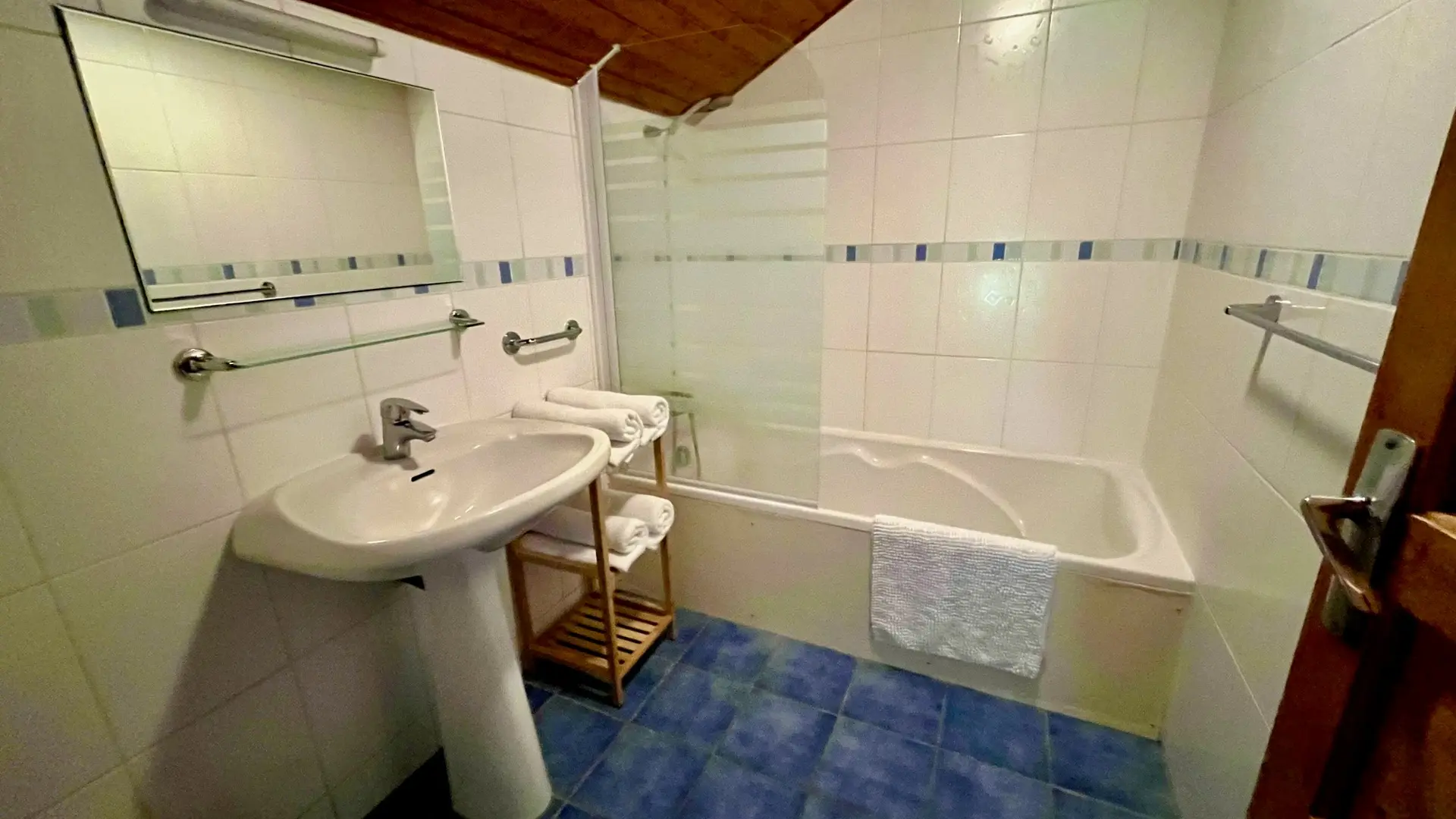 Salle de bains à l'étage avec lavabo sur pied, miroir, baignoire | douche