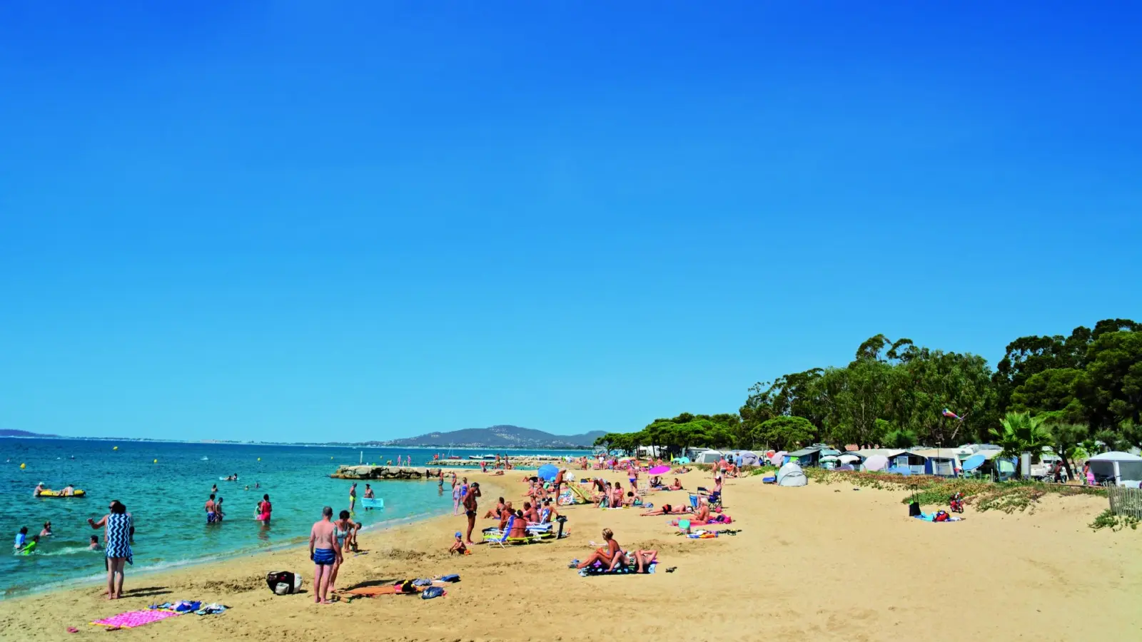 Campingplatz mit den Füßen im Wasser in La Londe les Maures