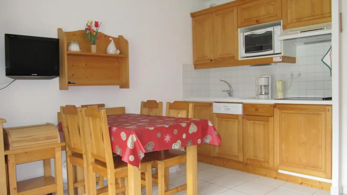 Vue sur la cuisine et salle à manger