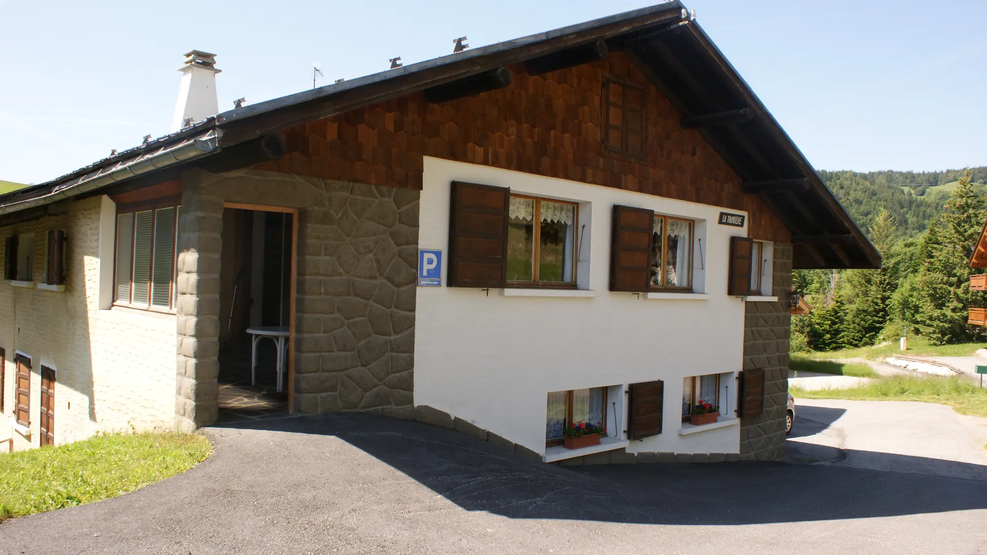 Entrée résidence en été/ Summer entrance residence - Touvière n° 4 - Le Grand-Bornand