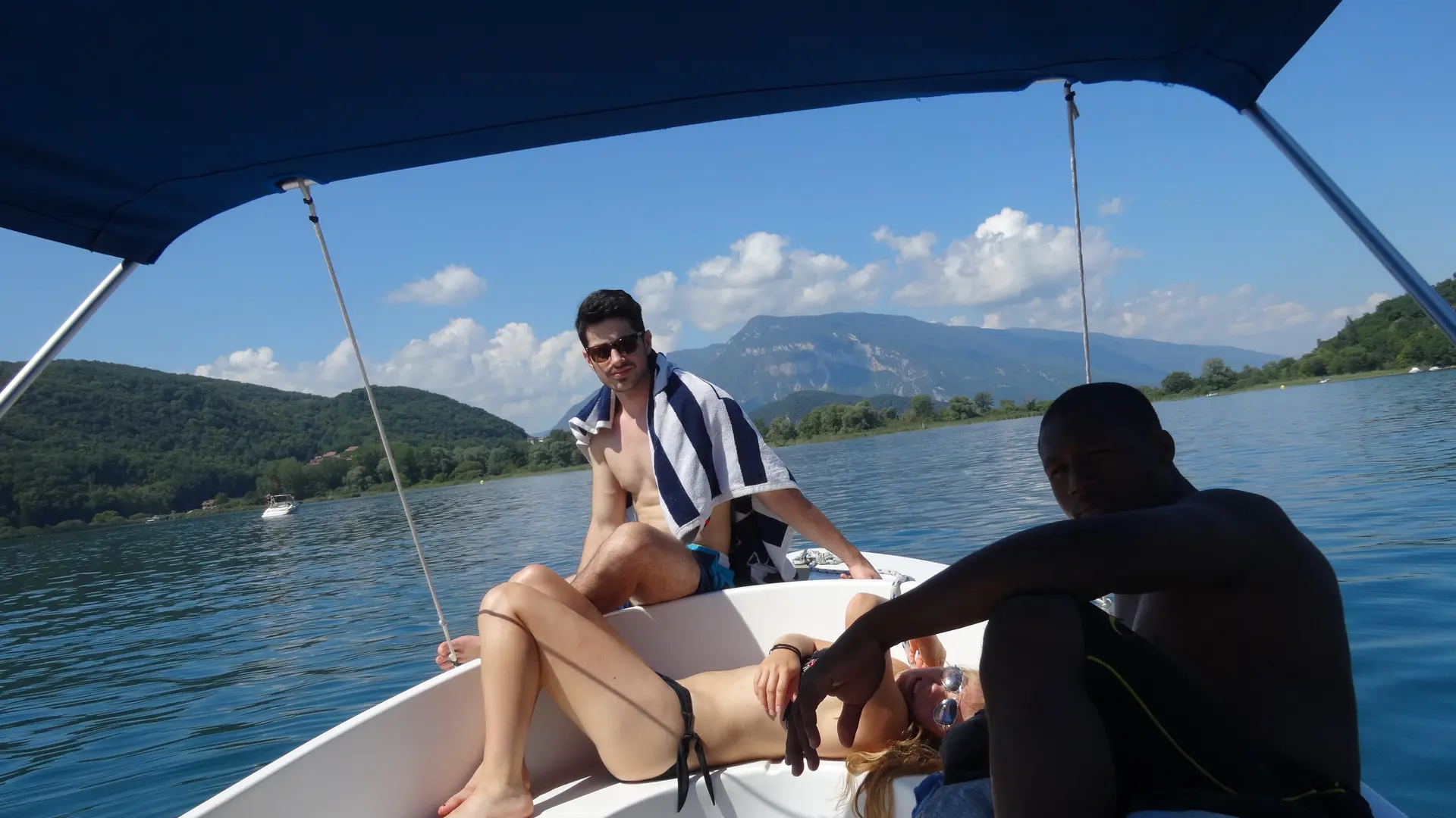 bateaubleuducanalaixlesbainsrivieradesalpesbateauxelectriques