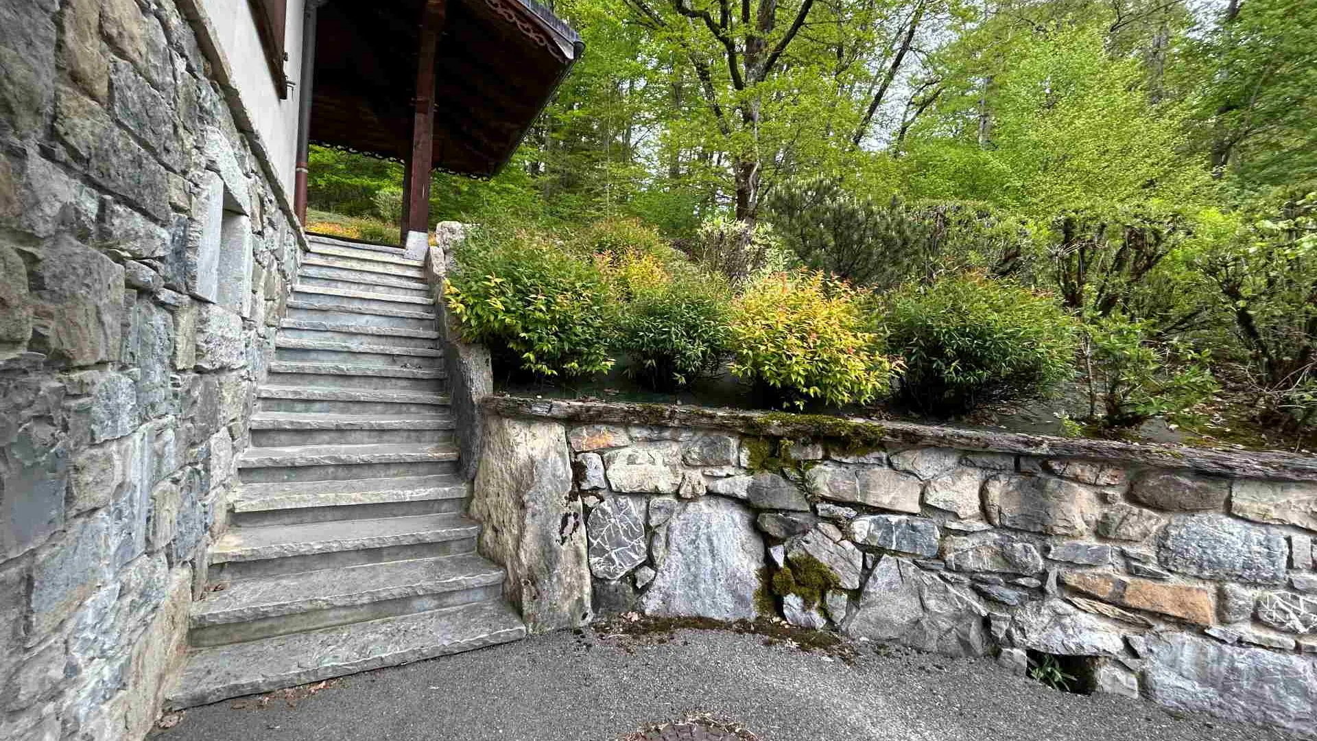Escalier extérieur accès porte d'entrée