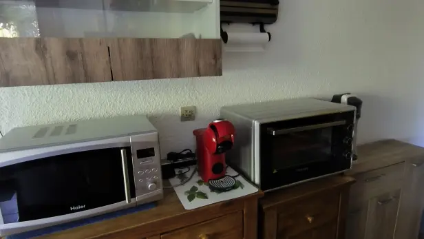 Côté cuisineavec micro-onde et four combiné, machine à café