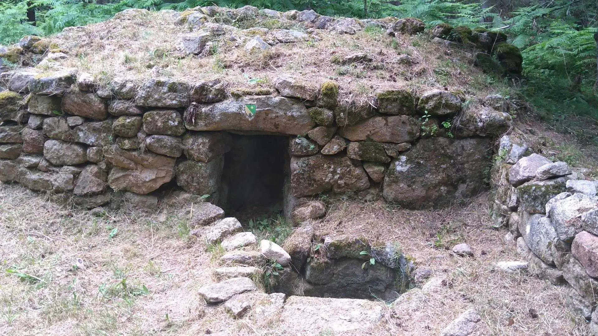 Au départ de Merle, la randonnée du four à poix du Sapey : Le four vu de face