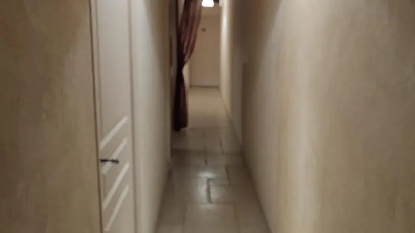 couloir pour accéder aux chambres.