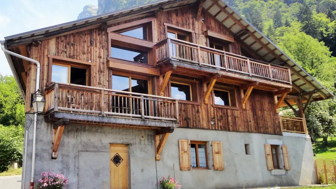 Entrée du gîte au RDC.
Le gîte : rez-de-chaussée gauche + 
partie boisée.