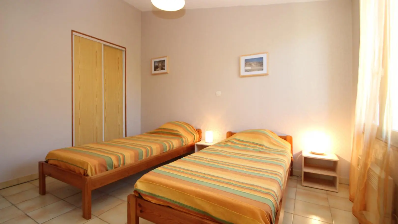 Une chambre avec 2 lits simples en 90*190cm