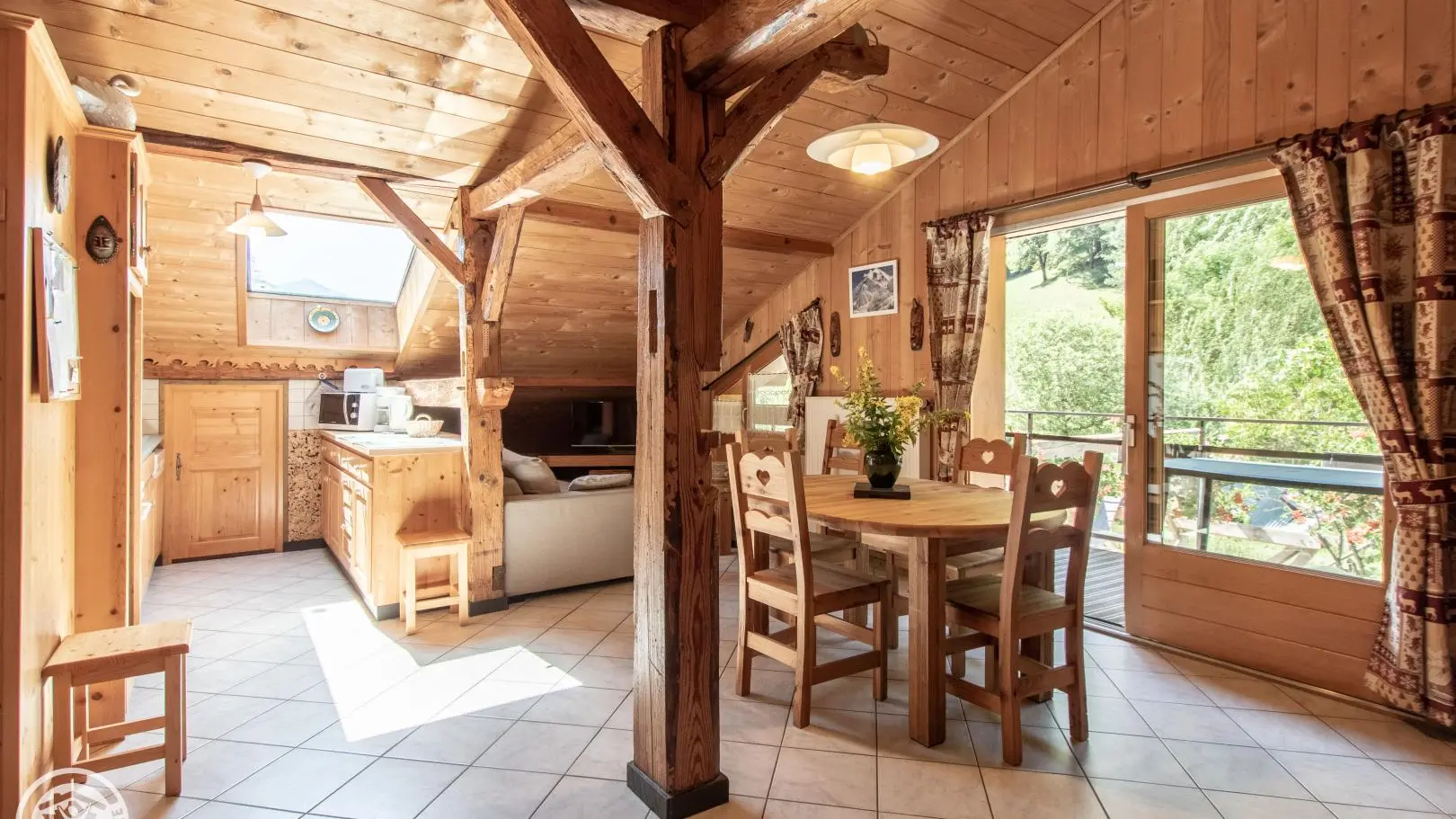 Pièce principale avec cuisine ouverte sur espace repas & détente