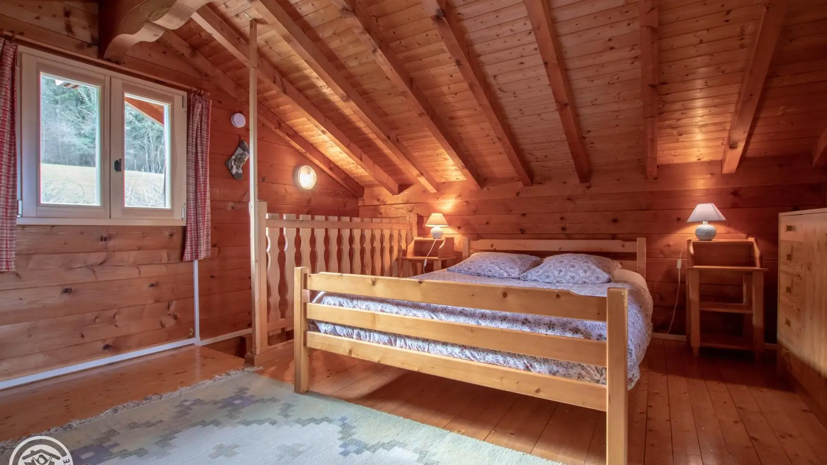 Grande pièce avec 1 lit 140 et 1 lit 90.