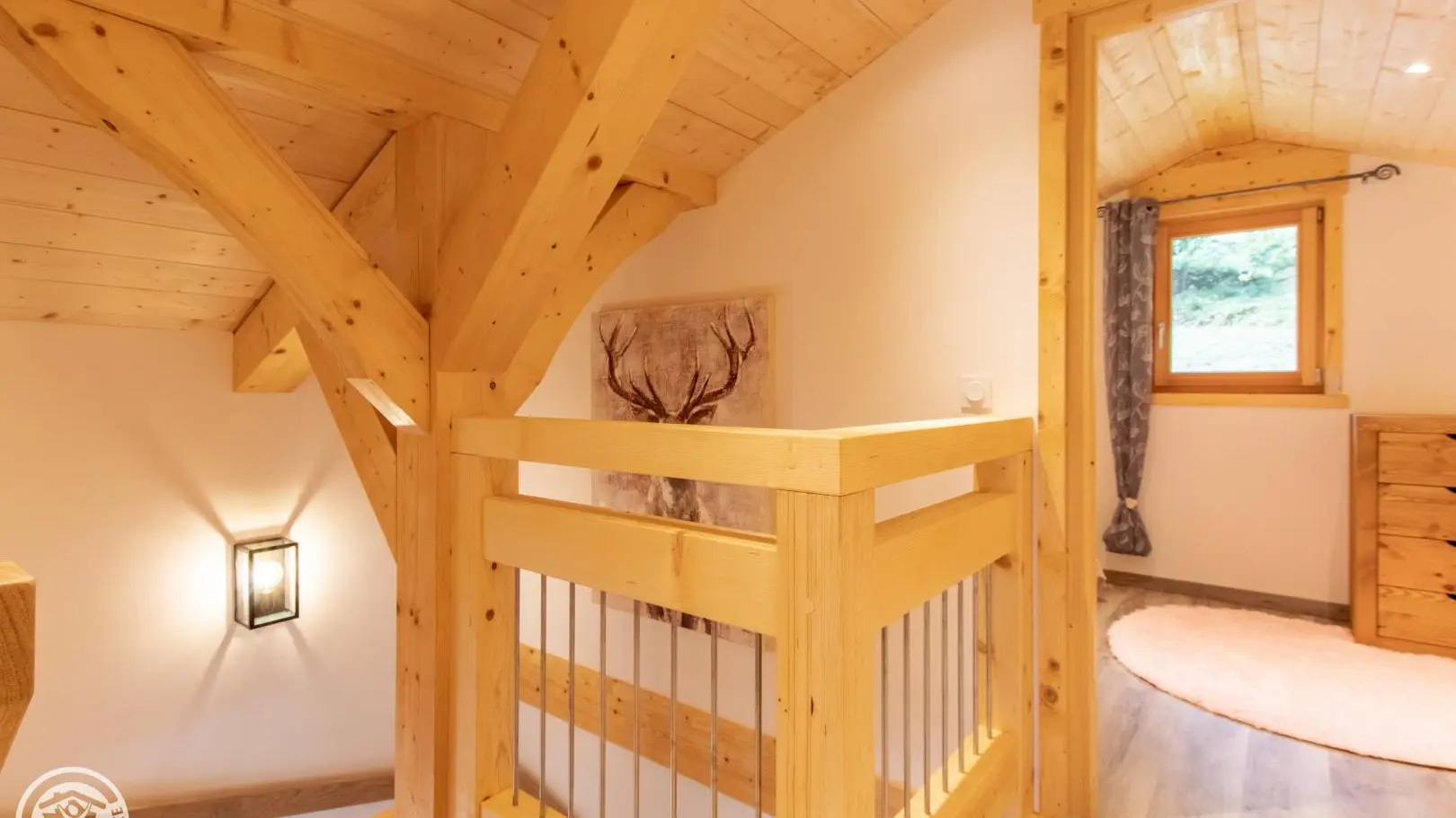 Large escalier d'accès à l'étage. Dégagement vers les chambres et WC à l'étage