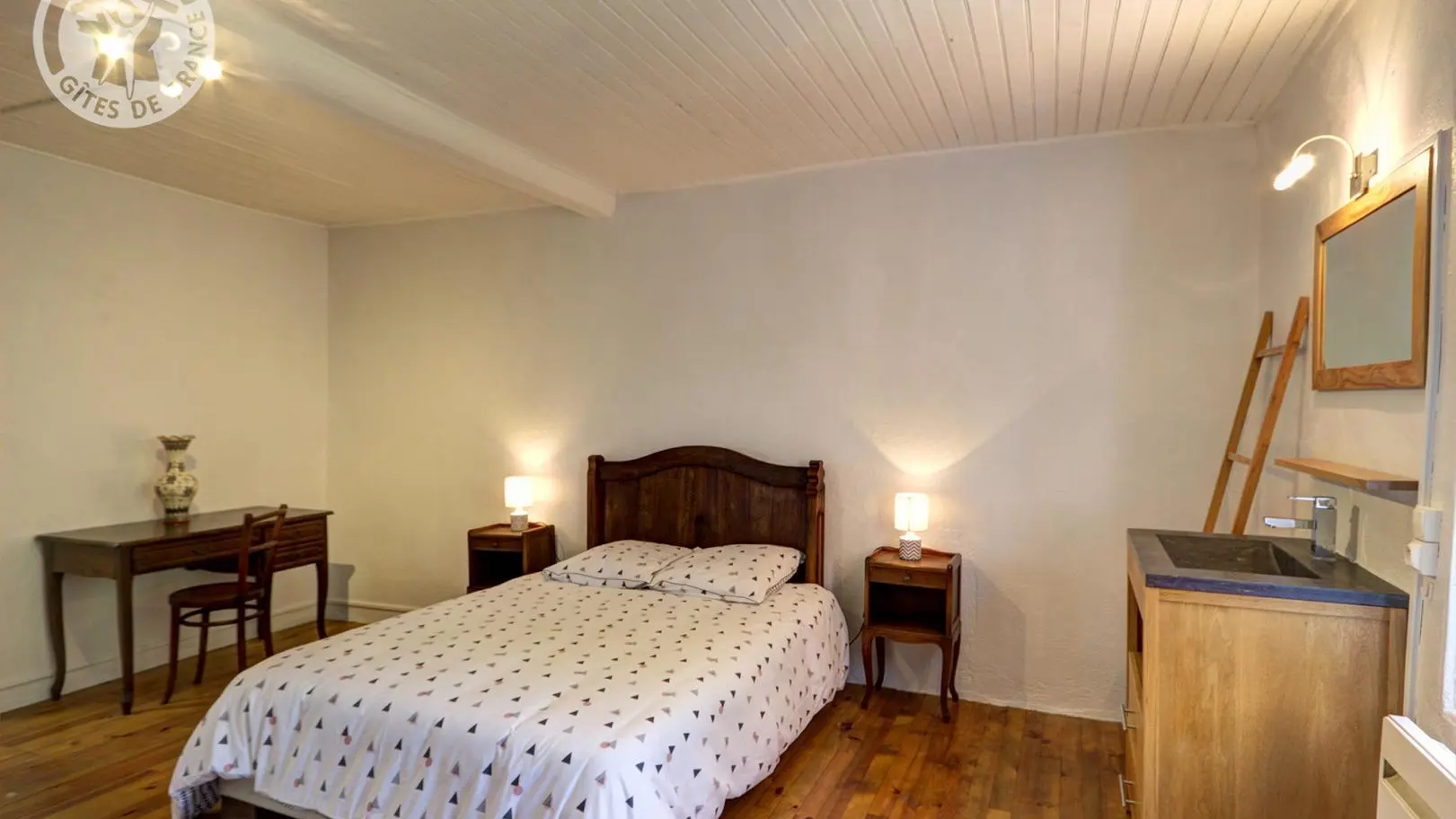 Chambre n°2 (1 lit 140) + lavabo privatif