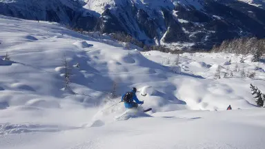 Un skieur pratiquant le ski hors piste