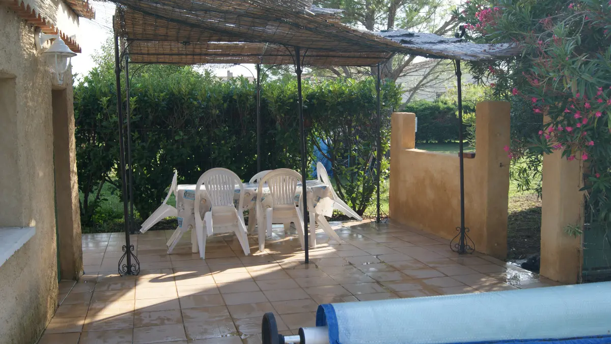 Tonnelle à côté de la piscine