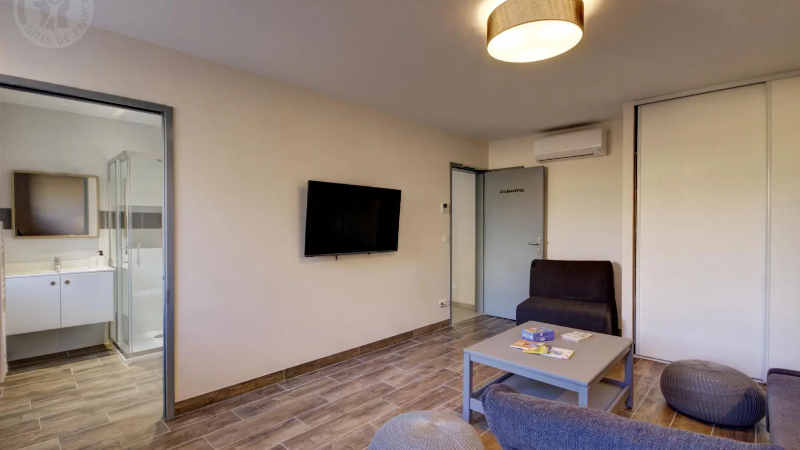 Le Chanvre : salon détente avec télévision ! Canapé convertible et chauffeuse avec un accès à des sanitaires complets et privatifs.