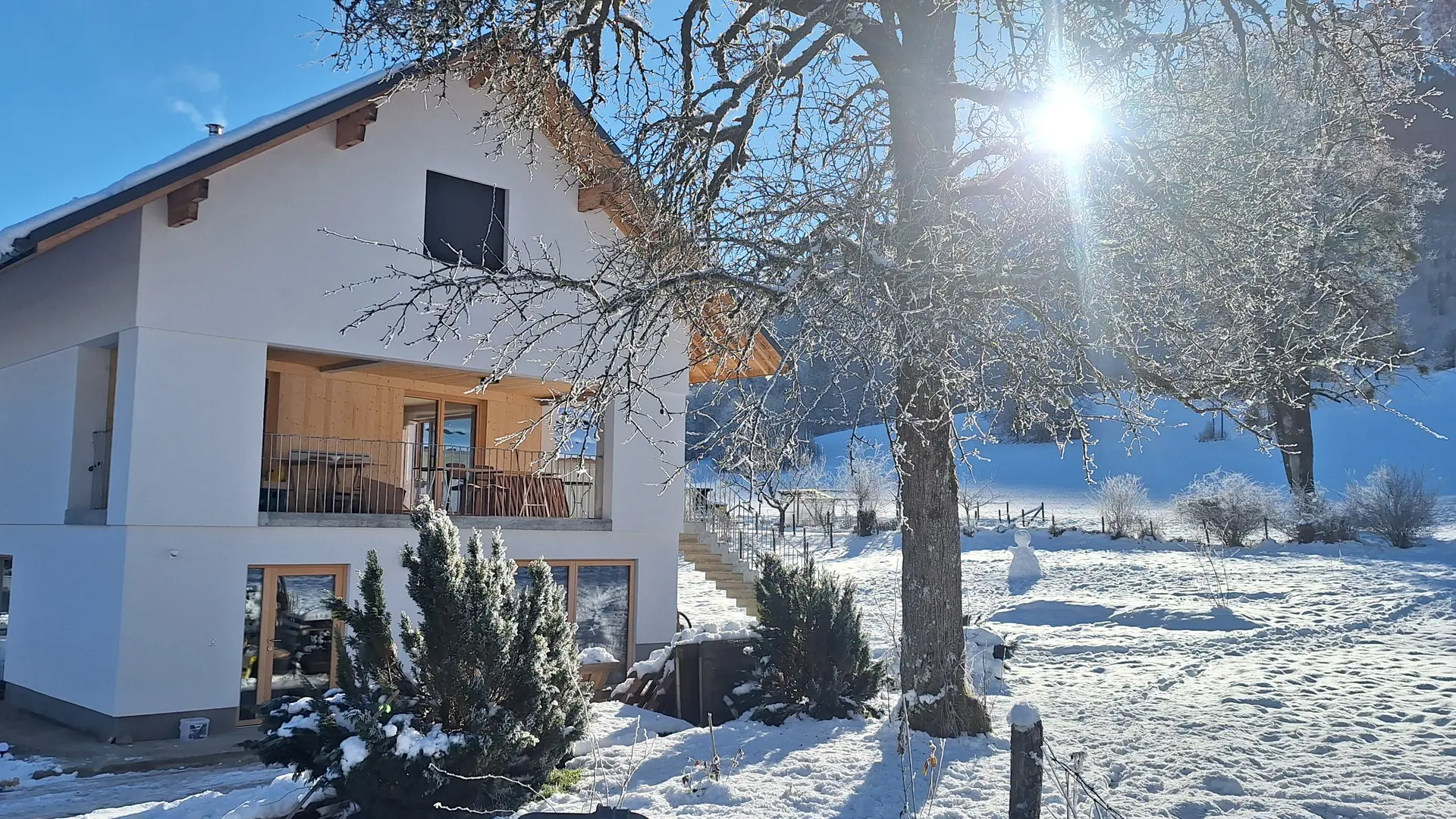 Maison entourée de neige