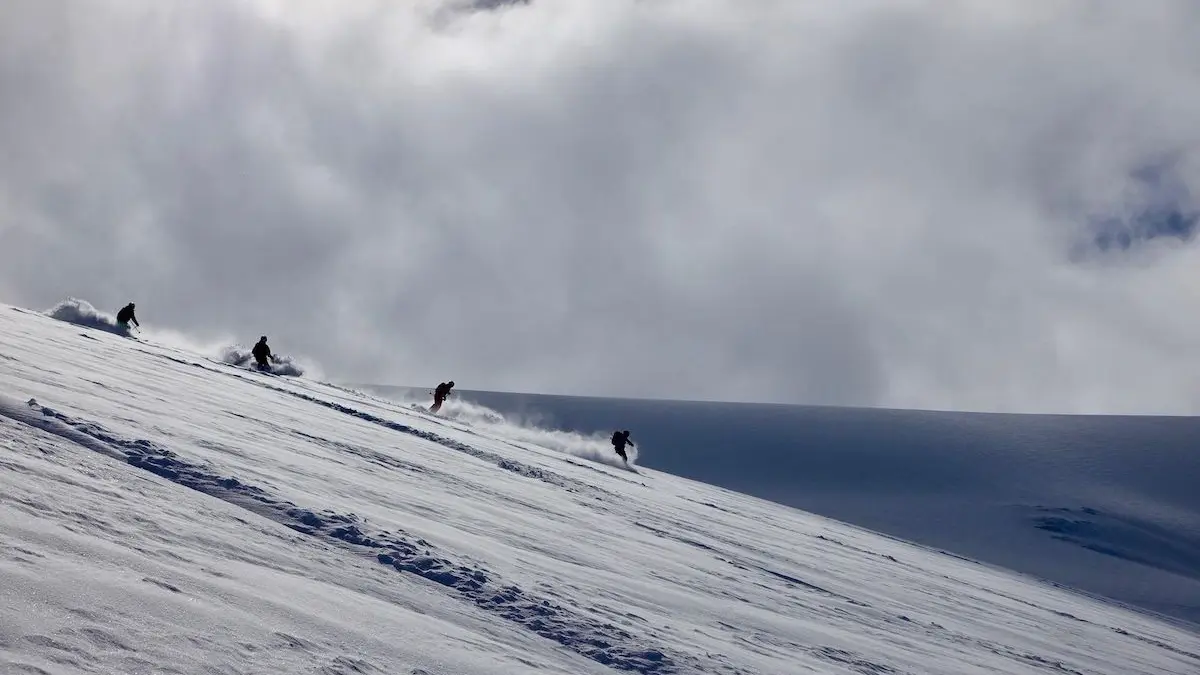 Snowlegend guide avec clients sur le glacier