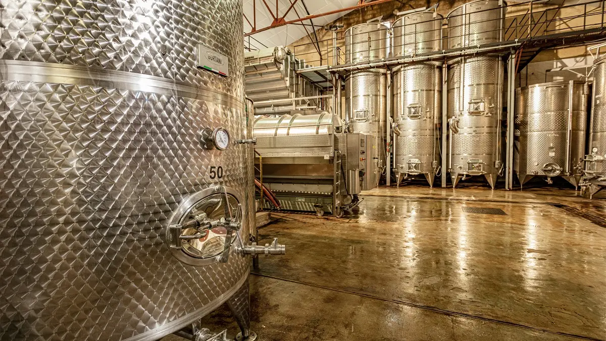 Les grandes cuves en inox dans la cave de vinification du Château de Manissy