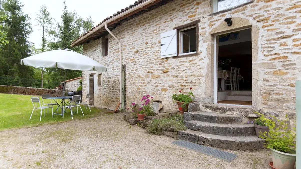 Détail de la façade, entrée du gîte.