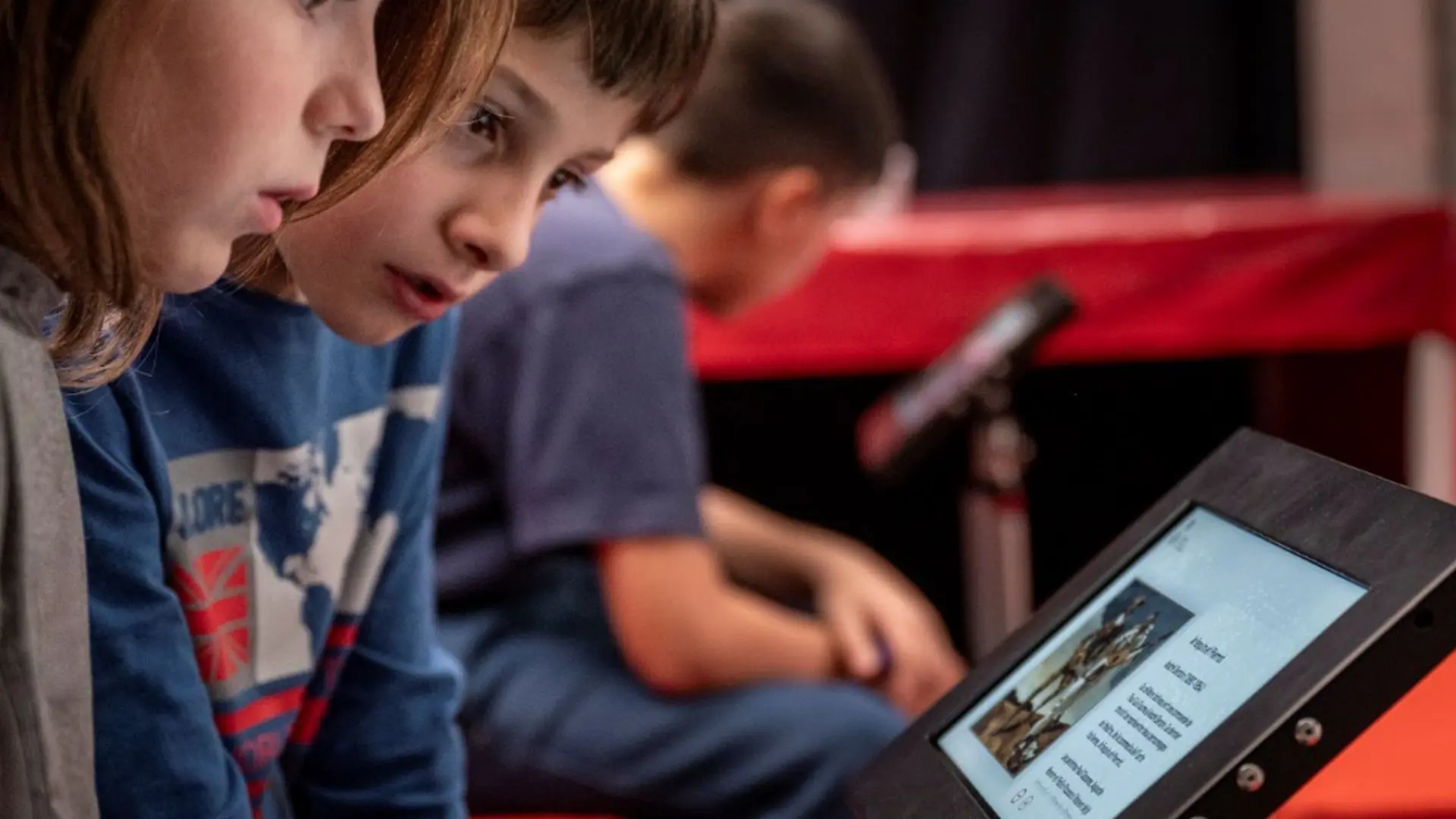 deux enfants regardant une tablette