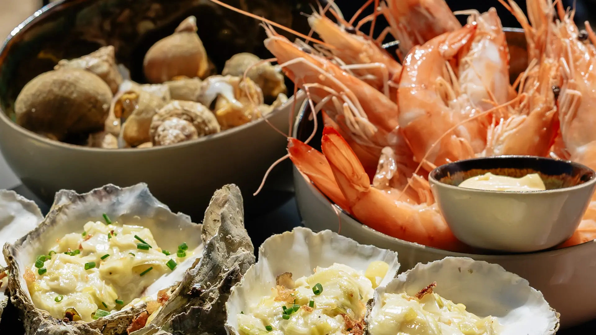 Huîtres gratinées, crevettes et bulots