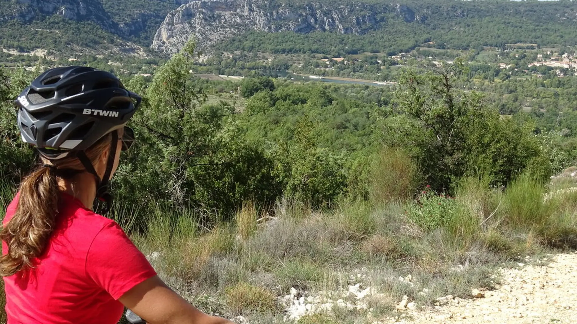 Vttiste avec vue sur le lac de Montmeyan et ses collines environnantes