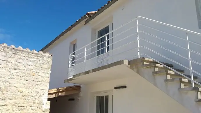 Access to the upper floor with elevator