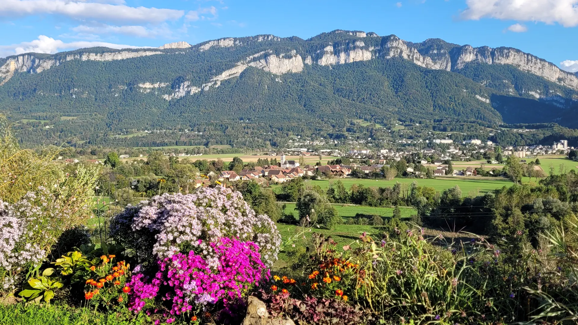 Balcon de Villette-vue plaine avec massif