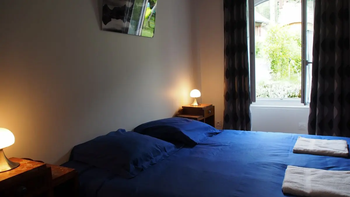 Rez-de-chaussée : Chambre 01 bleu adaptée PMR Mode 1 grand lit.
2 lits séparés possible