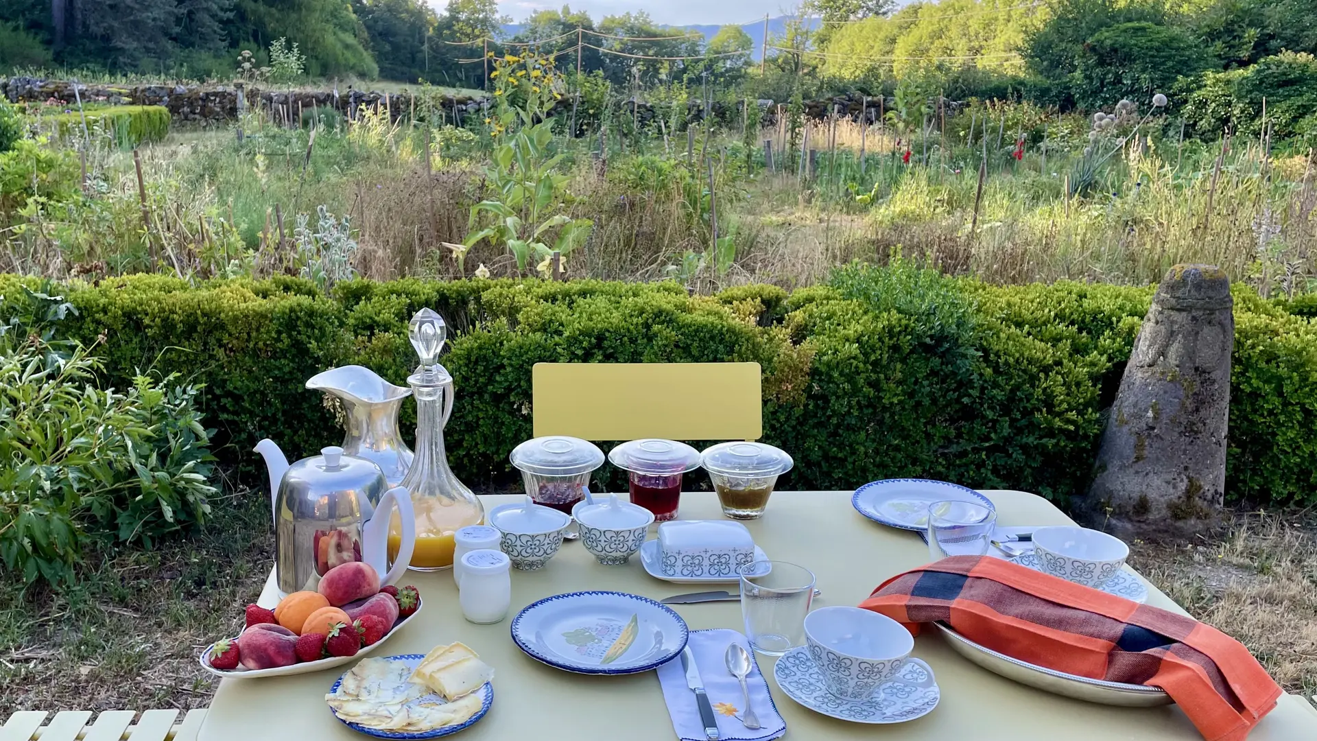 Petit déjeuner, en terrasse, devant le jardin