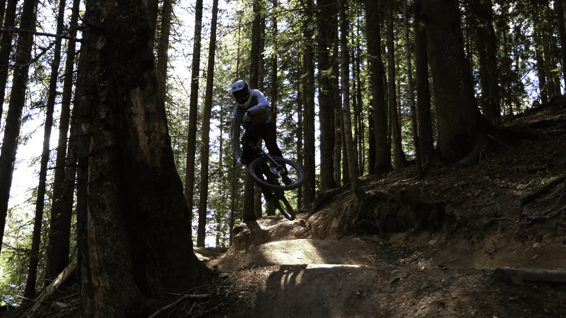 Nicolas Fleury réalisant un saut sur la piste noire du Pleney