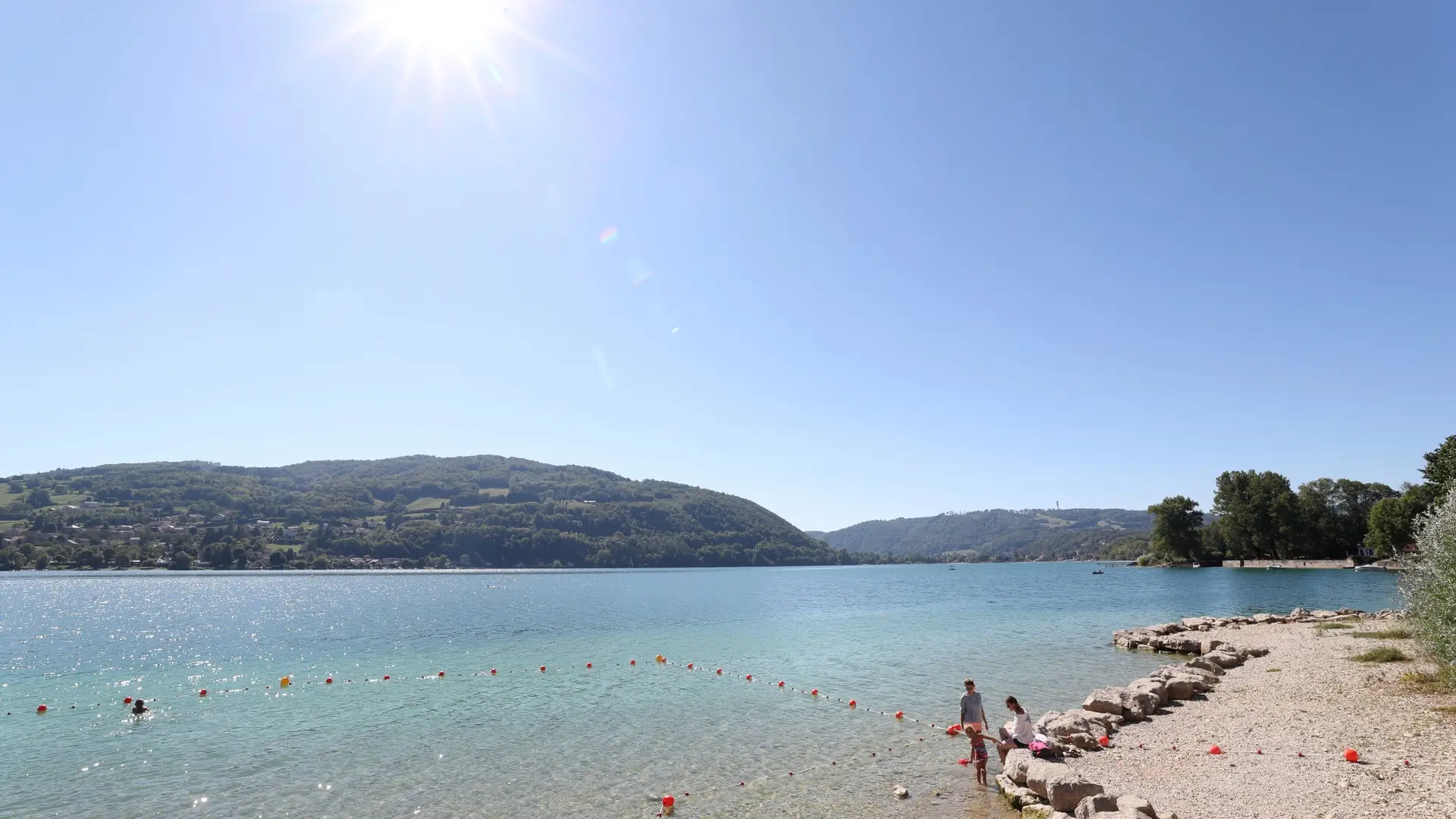 vue sur le lac rives sud depuis la plage du pin en pleine été. Ciel bleu et grand soleil.