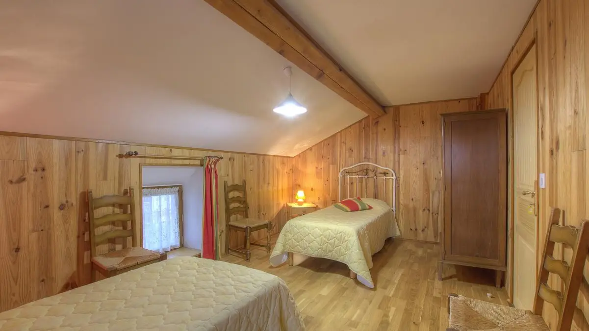 Agreable chambre habillee de bois ideale pour les jeunes