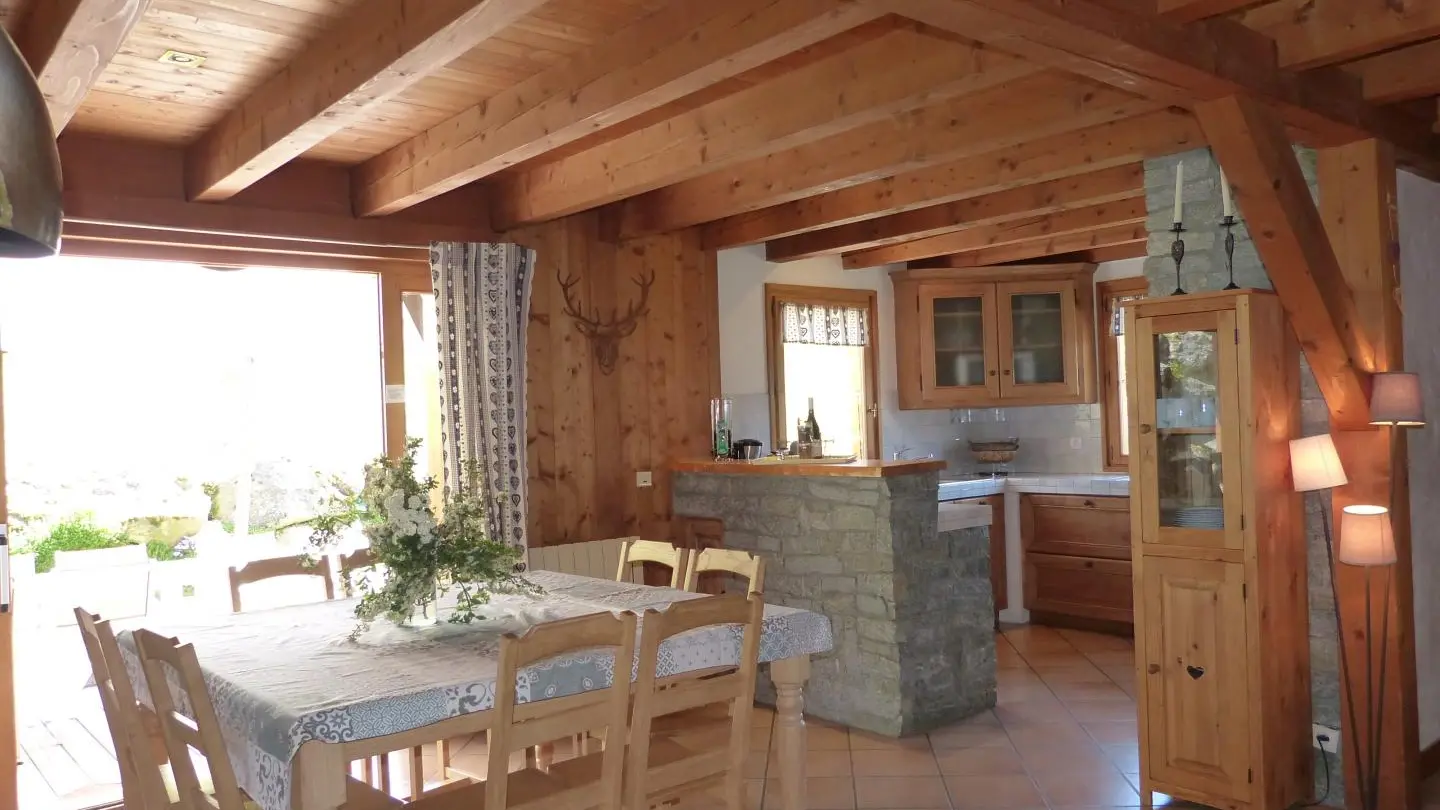 Séjour/cuisine avec accès direct à la terrasse