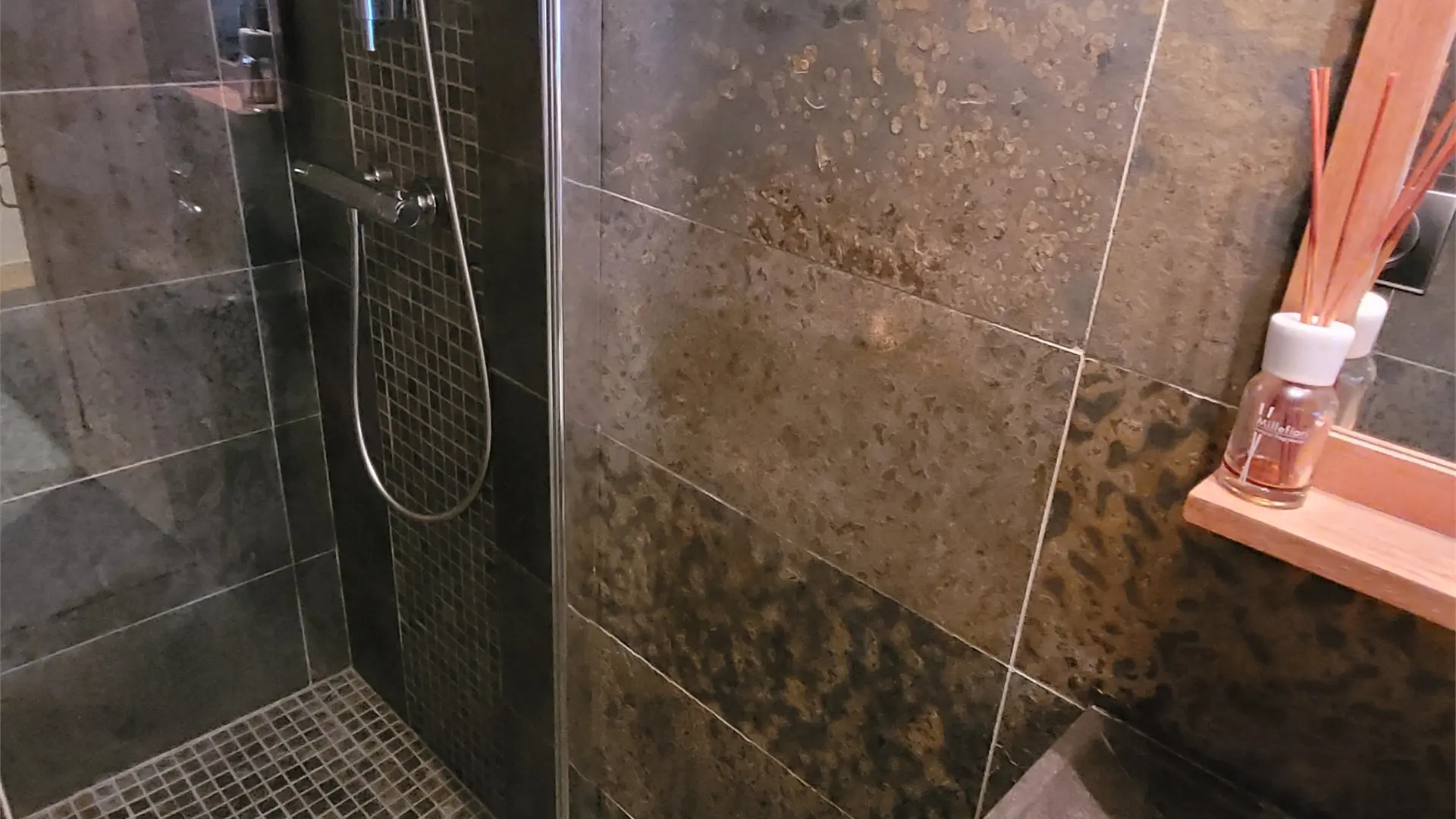 SALLE D'EAU REZ DE CHAUSSEE