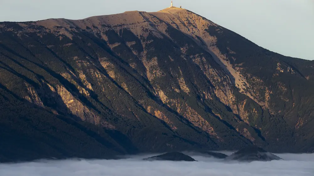 Mer de nuages au pied de la face Nord du Ventoux