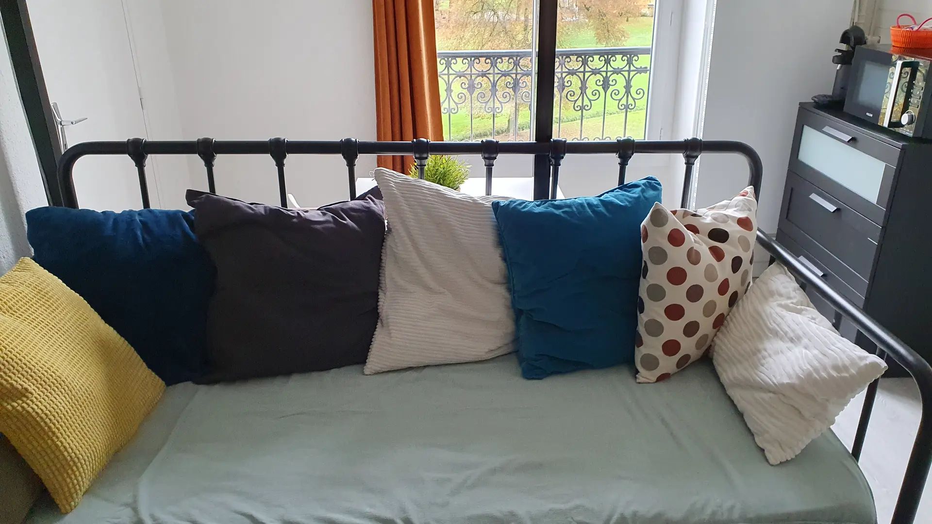 Une banquette-lit située sous le lit mezzanine.