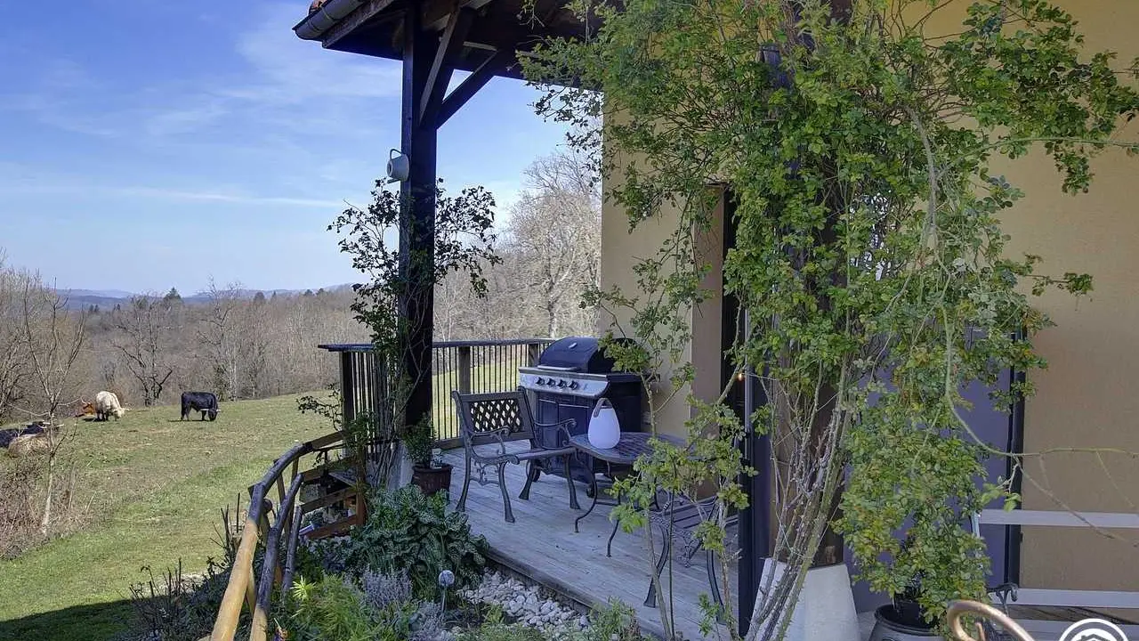 Vue sur la terrasse privative chambre soleil couchant.