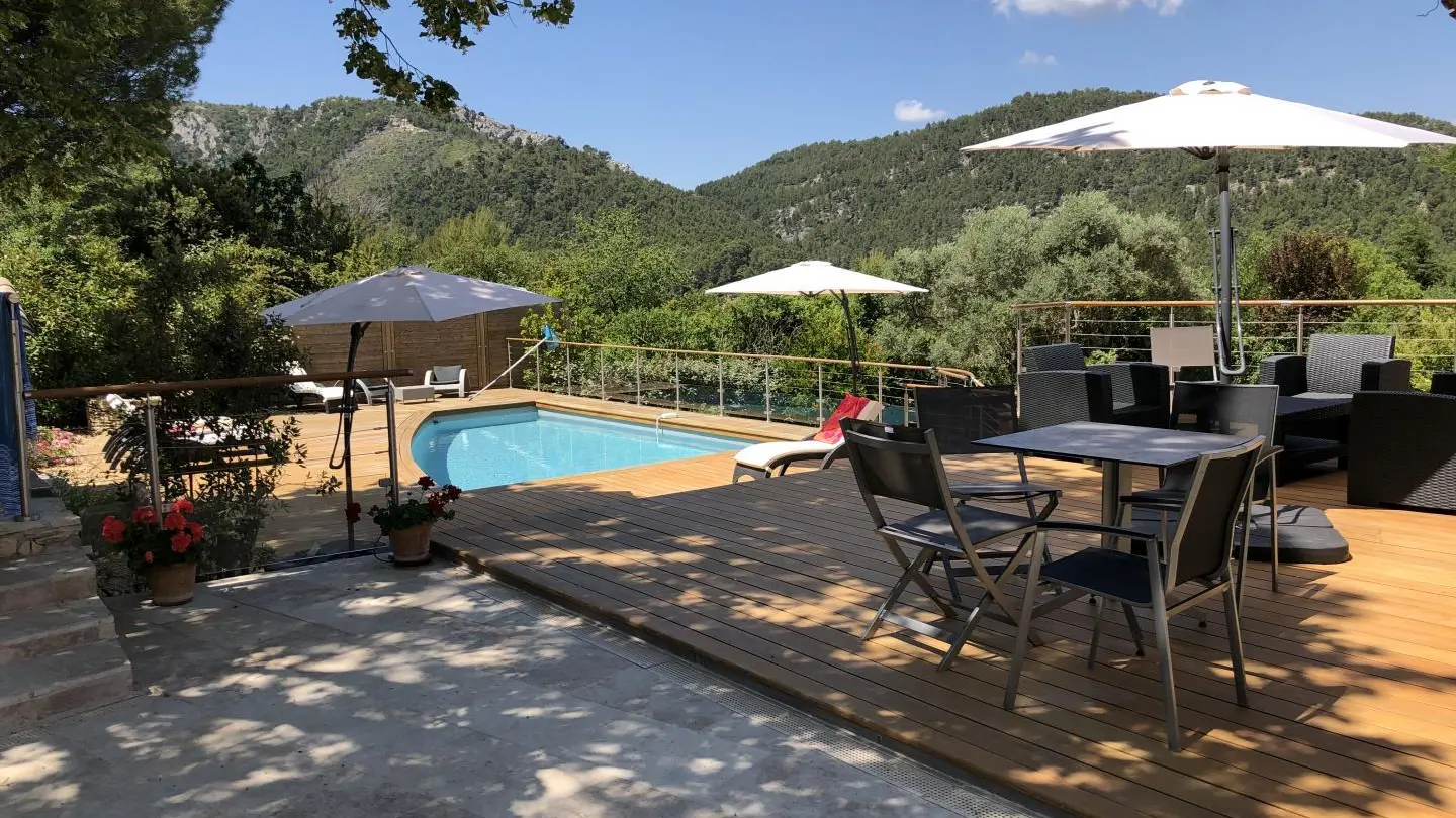 PISCINE VUE DES TERRASSES