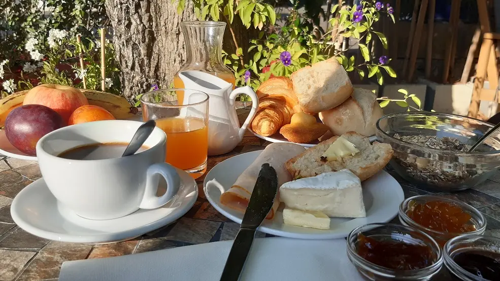 Petit déjeuner en terrasse