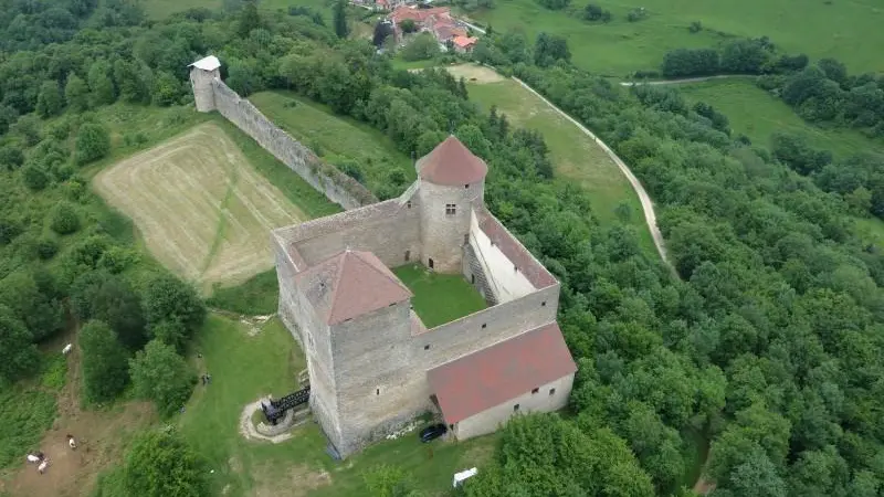 Le château des Allymes juste au dessus du gîte