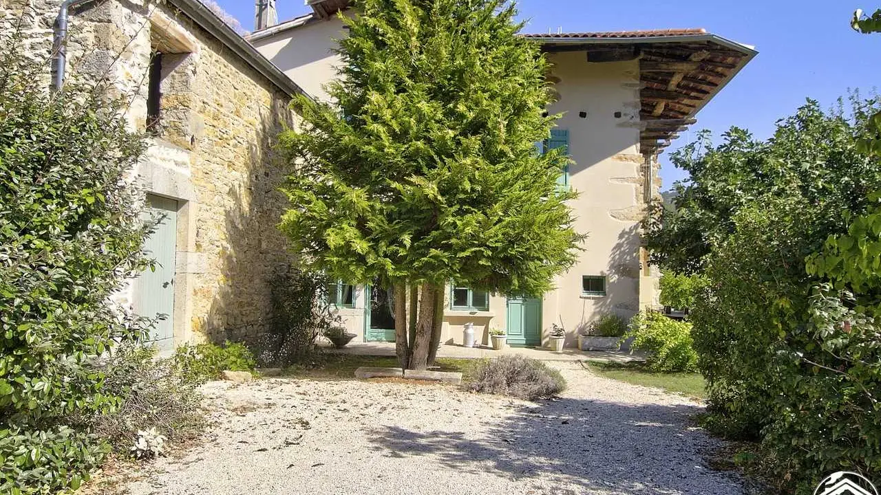Parking privé de 2 places devant le gîte