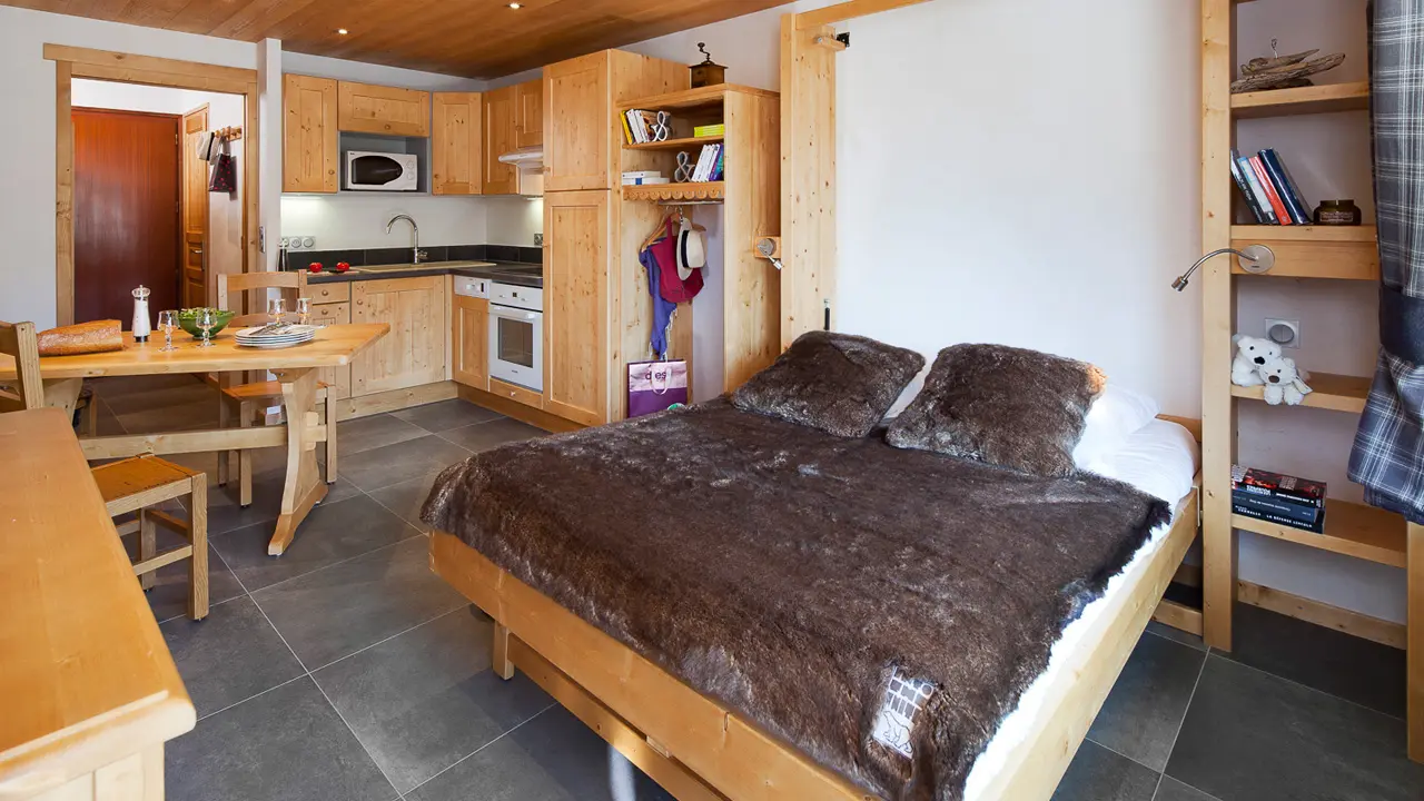 Séjour avec lit double, salle à manger et cuisine/Living room with a double bed, dining room and kitchen-Forclaz C n°32-Le Grand-Bornand