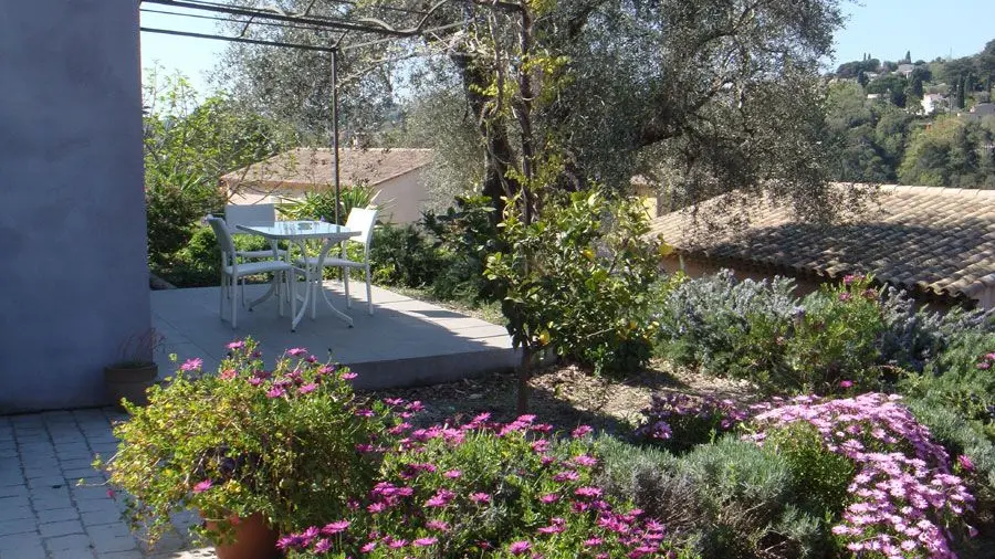 Gîte Mas de la Galinette Glycine- Terrase avec table de jardin  - Biot - Gîtes de France Alpes-Maritimes.