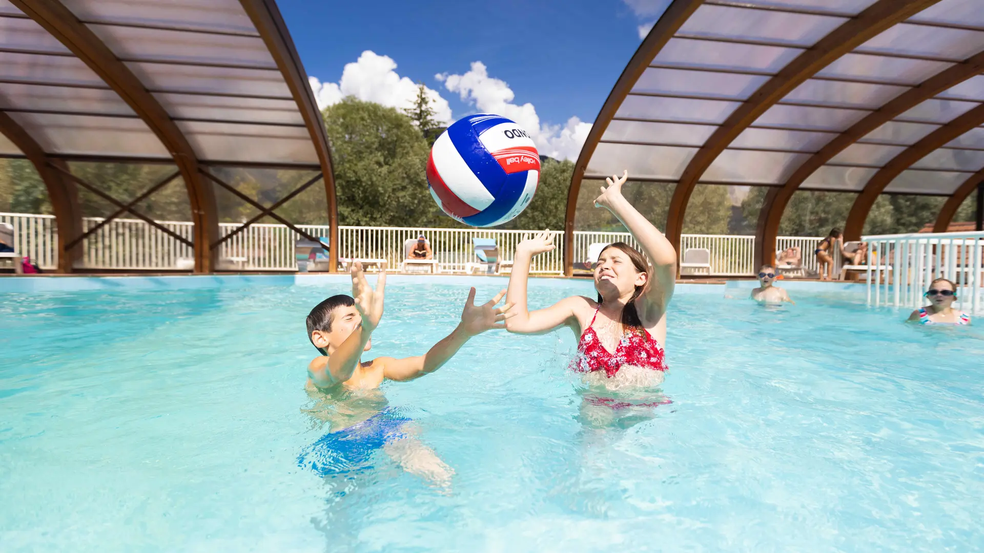 enfants jouant dans la piscine couverte