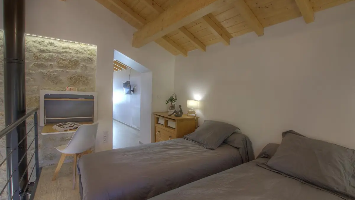 Mezzanine comprenant deux lits 90*200 avec coin bureau.